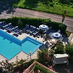 Boomerang - Check-in & Meals In Front At Sporting