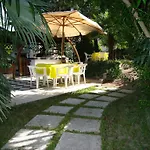 Boomerang - Check-in & Meals In Front At Sporting