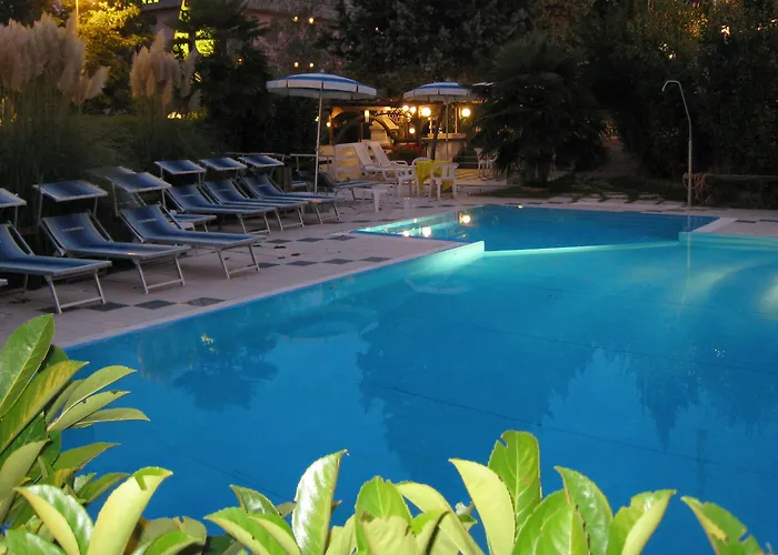 Boomerang - Check-in & Meals In Front At Sporting