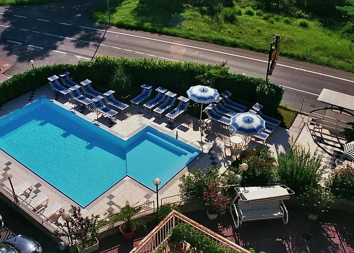 Boomerang - Check-in & Meals In Front At Sporting