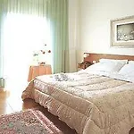 Hotel Boomerang - Check-in & Meals In Front At Sporting 3*