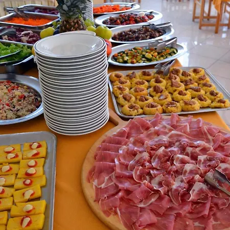 Hotel Boomerang - Check-in & Meals In Front At Sporting