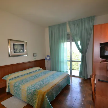 Boomerang - Check-in & Meals In Front At Sporting Hotell