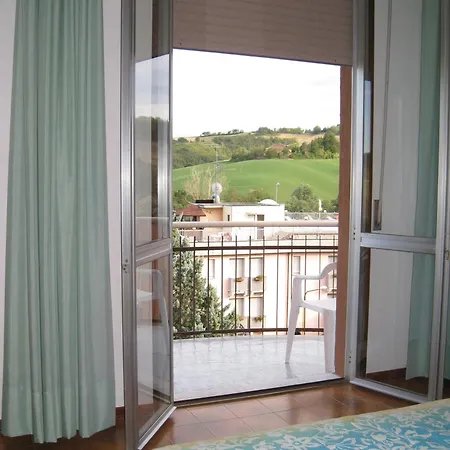 Отель Boomerang - Check-in & Meals In Front At Sporting 3*