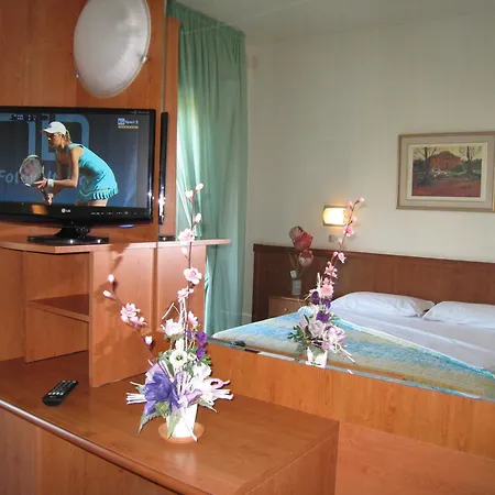 Hotel Boomerang - Check-in & Meals In Front At Sporting 3*