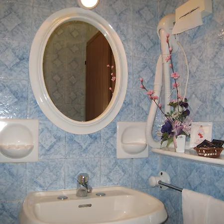 Hotel Boomerang - Check-in & Meals In Front At Sporting