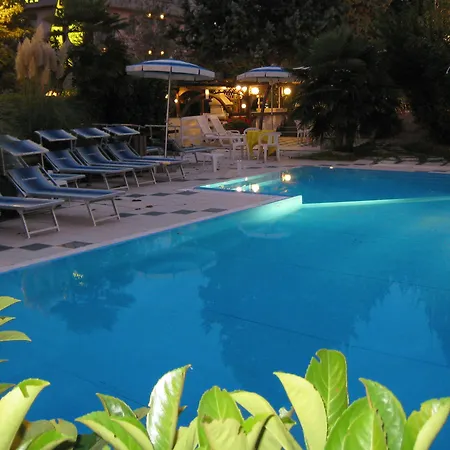 Boomerang - Check-in & Meals In Front At Sporting