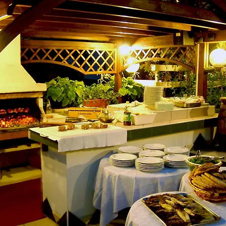 Boomerang - Check-in & Meals In Front At Sporting