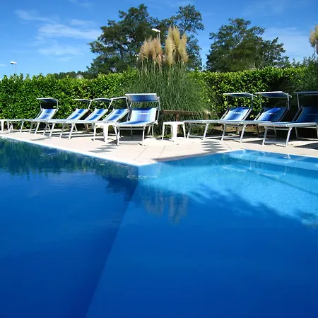 Boomerang - Check-in & Meals In Front At Sporting