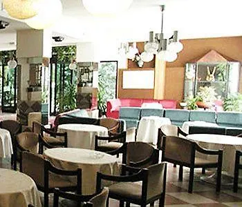 Hotel Boomerang - Check-in & Meals In Front At Sporting