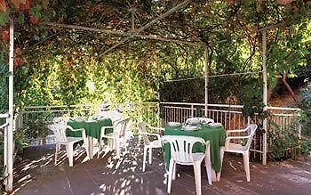 Отель Boomerang - Check-in & Meals In Front At Sporting