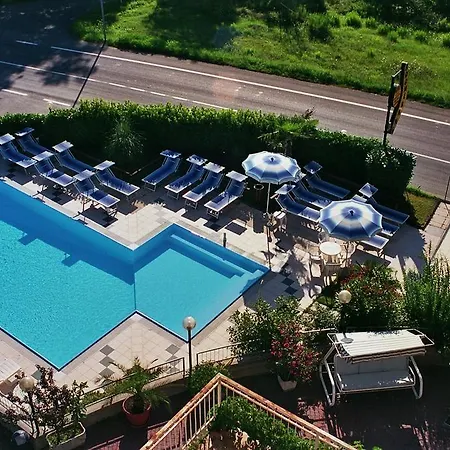 Boomerang - Check-in & Meals In Front At Sporting