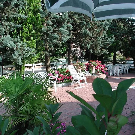 Hotel Boomerang - Check-in & Meals In Front At Sporting 3*