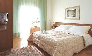 Отель Boomerang - Check-in & Meals In Front At Sporting 3*