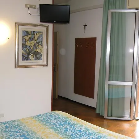 Hotel Boomerang - Check-in & Meals In Front At Sporting