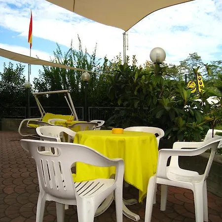 Hotel Boomerang - Check-in & Meals In Front At Sporting