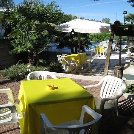 Hotel Boomerang - Check-in & Meals In Front At Sporting