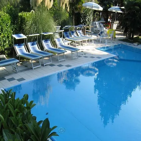 Boomerang - Check-in & Meals In Front At Sporting