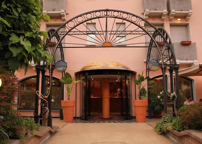 Boomerang - Check-in & Meals In Front At Sporting