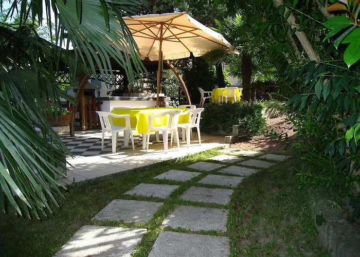 Boomerang - Check-in & Meals In Front At Sporting