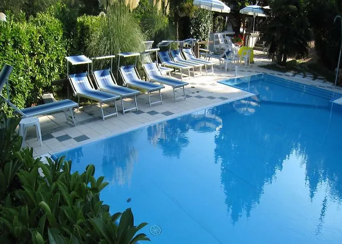 Boomerang - Check-in & Meals In Front At Sporting